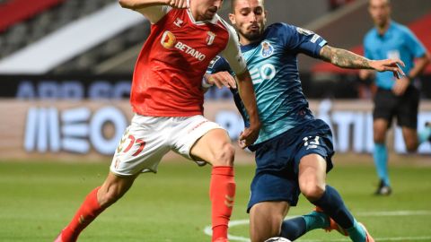 Trincao enfrentando a Alex Telles del Porto.