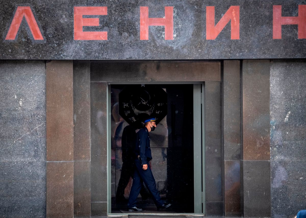 Un oficial con mascarilla resguarda el mausoleo de Lenin en la Plaza Roja de Moscú.