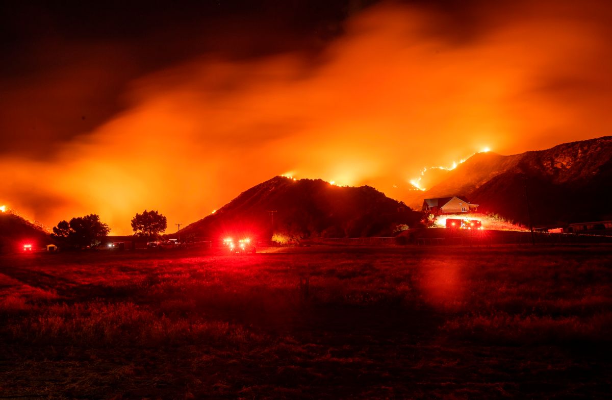 Los bomberos luchando contra el fuego cerca de Banning, California.