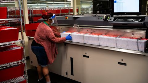 Solo uno de los cinco estados con sistema generalizado de voto por correo tiene gobernador republicano.