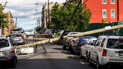 Postes de cables eléctricos derribados por el paso de la tormenta Isaías por Guttenberg, New Jersey.