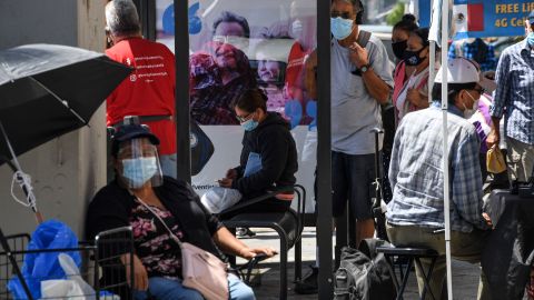 Los casos y hospitalizaciones de COVID-19 van a la alza entre los latinos. (Getty Images)
