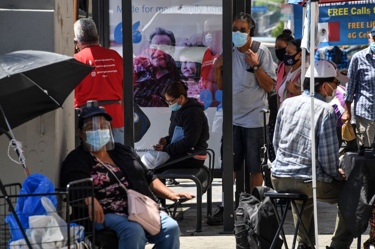 Los casos y hospitalizaciones de COVID-19 van a la alza entre los latinos. (Getty Images)
