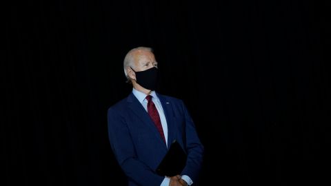 Biden se basa en estudios que apuntan que las mascarillas podrían salvar 40,000 vidas en tres meses.