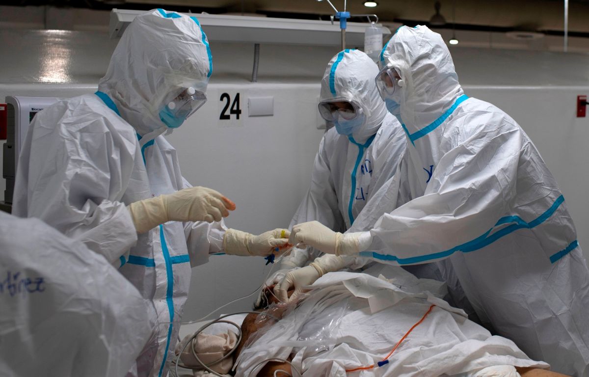 Un equipo médico atiende a un enfermo de COVID-19 en El Salvador.