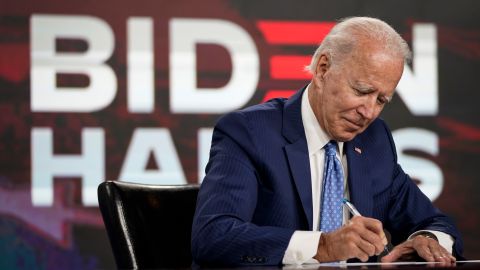 54% de los votantes considera positivo que Biden eligiera a Harris.