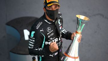 Lewis Hamilton con el trofeo del Gran Premio de España.