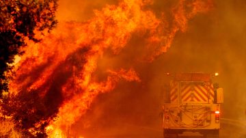 Un camión de bomberos elude las flamas del incendio Hennessey en Napa, California.
