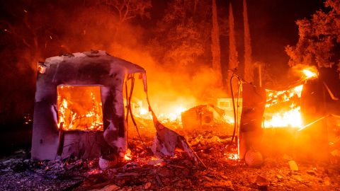 Una casa destruida por el incendio LNU Lightning Complex en Vacavillle, California.