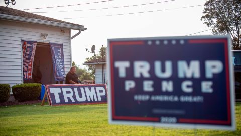 Carteles de apoyo a Trump en una casa de Estados Unidos.