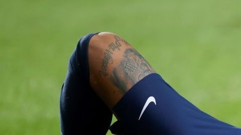 Neymar no pudo alzar la copa.