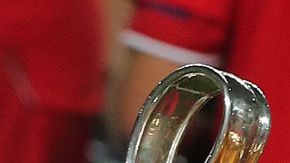 Robert Lewandowski con el trofeo de la Champions League.