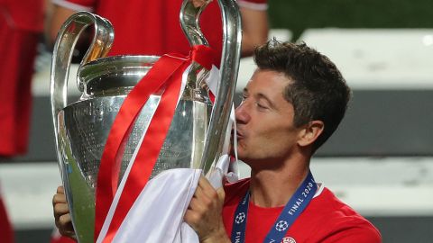 Robert Lewandowski con el trofeo de la Champions League.