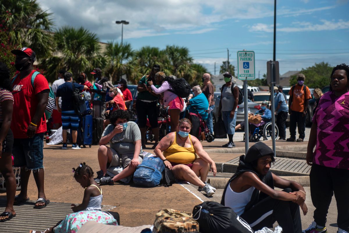 Personas esperan para ser evacuadas en Galveston, Texas.