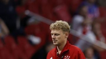 Daley Blind saliendo del partido tras desplomarse.