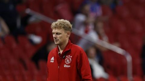 Daley Blind saliendo del partido tras desplomarse.