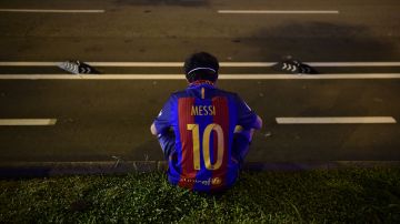 Un fan en las afueras del Camp Nou de Barcelona.