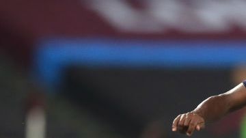 Willian quitándose una barrida de Manuel Lanzini.