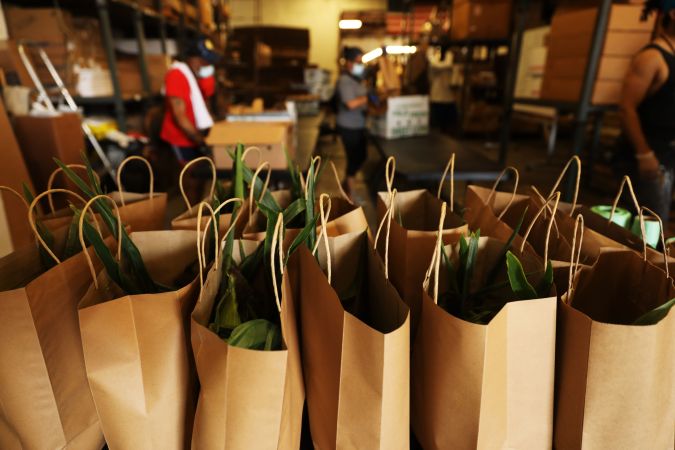 Los bancos de comida tiene más demanda hoy.