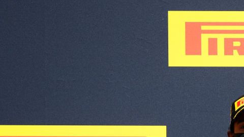 Lewis Hamilton con el trofeo del GP de Reino Unido.