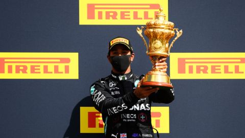 Lewis Hamilton con el trofeo del GP de Reino Unido.