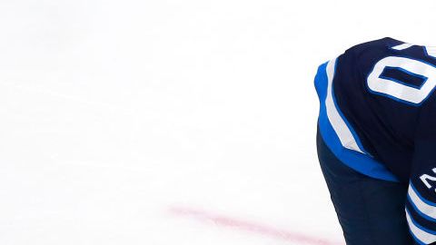Tucker Poolman después de ser golpeado por el puck.