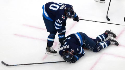 Tucker Poolman después de ser golpeado por el puck.