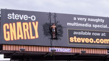 Steve O pegado a una valla publicitaria en Hollywood.