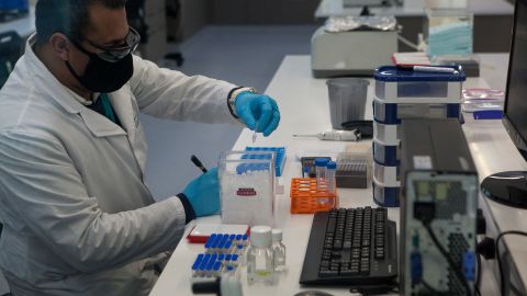 Los investigadores reclutados trabajarán en el proceso de testeo de una vacuna experimental.