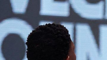 Paul George con el balón en un partido vs los Mavericks de Dallas.