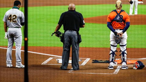 El minuto de silencio de Athletics y Astros antes de salir del campo.