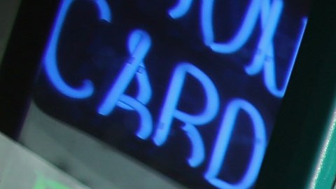 Una mujer jugando a la lotería en una tienda de Hollywood (Florida).