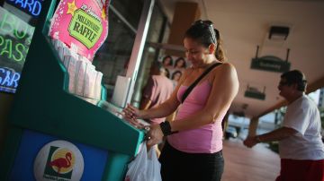 Una mujer jugando a la lotería en una tienda de Hollywood (Florida).