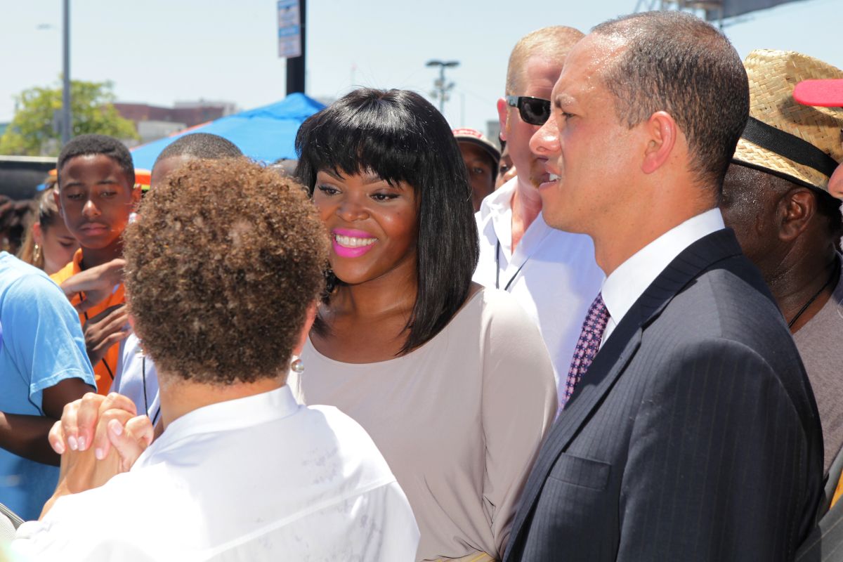 La alcaldesa Aja Brown lidera el programa Compton Pledge. 