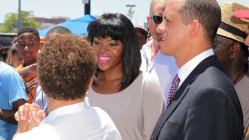 La alcaldesa Aja Brown lidera el programa Compton Pledge.