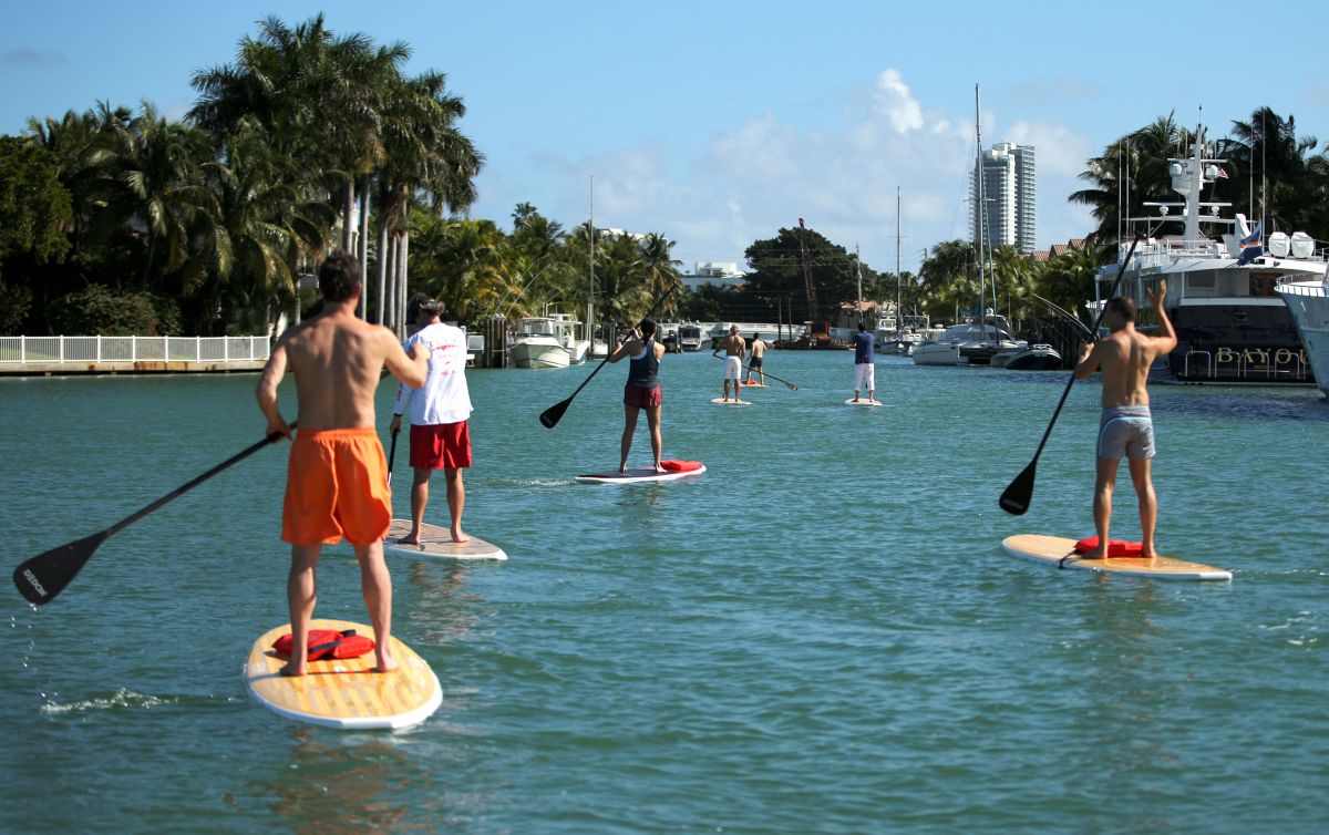 La práctica del paddleboarding es muy habitual en Miami.