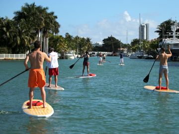 La práctica del paddleboarding es muy habitual en Miami.