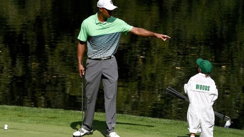 Tiger Woods y su hijo Charlie Woods en un torneo en 2015.