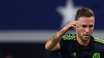 Miguel Layún y Messi en un partido entre México y Argentina.