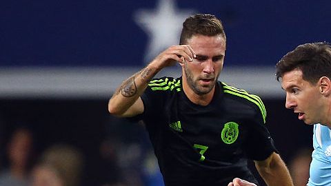 Miguel Layún y Messi en un partido entre México y Argentina.