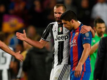 Giorgio Chiellini con Luis Suárez en un Barcelona vs. Juventus.