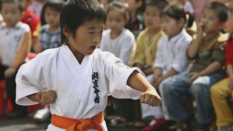 En China se acostumbra que los niños desde pequeños aprendan artes marciales.