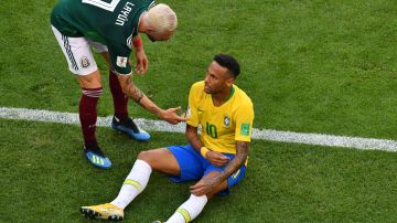 Layún y Neymar en el México vs. Brasil de Rusia 2018.