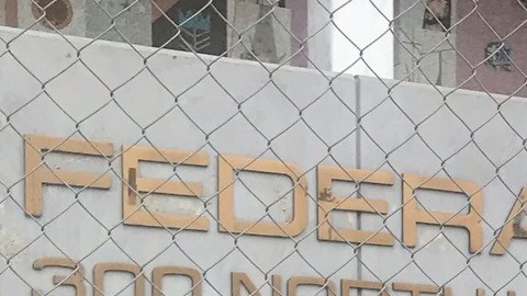 Zeneyda Meneses junto a su hija en la protesta. (Suministrada)