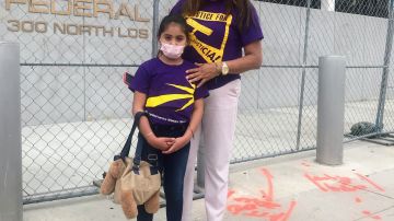Zeneyda Meneses junto a su hija en la protesta. (Suministrada)