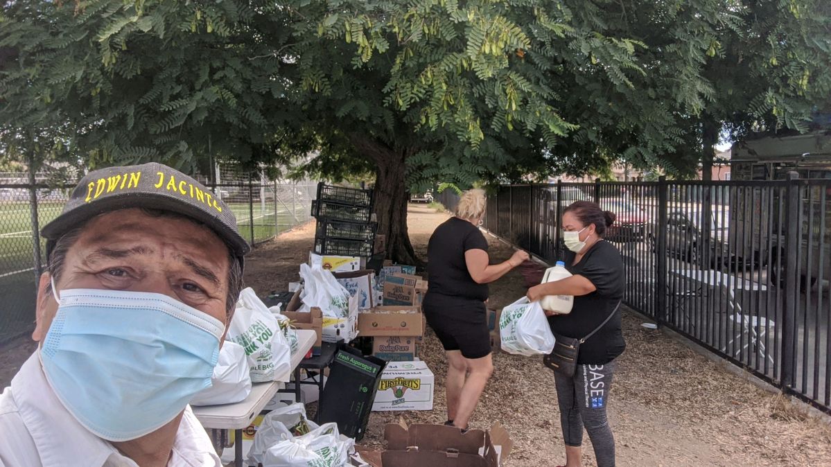 Reparten comida a familias impactadas por COVID-19 - La Opinión
