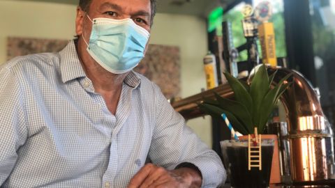 Eduardo “Lalo” Durazo, copropietario del restaurante Bakan, posa con su nuevo cóctel "The Wall".