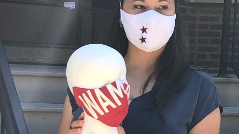 Melizabeth Santos muestra una de sus creaciones.