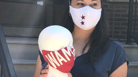 Melizabeth Santos muestra una de sus creaciones.