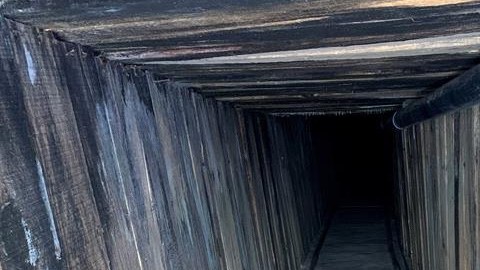 Fotografía cedida por el Departamento de Seguridad Nacional (DHS) estadounidense donde se muestra a una grúa excavando en el desierto cerca de la ciudad de Yuma, Arizona, donde este martes agentes especiales del Departamento de Investigaciones de Seguridad Nacional (HSI) descubrieron un túnel transfronterizo aún sin terminar. Agentes federales descubrieron lo que describen como quizá el túnel transfronterizo clandestino "más sofisticado en la historia de Estados Unidos", el cual contaba con sistemas de electricidad, agua y ventilación, así como apuntalamiento, en la frontera de Arizona con México